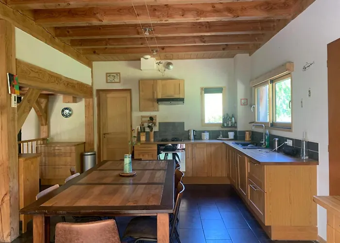 Jolie Maison En Bois Avec Piscine Saint-Césaire-de-Gauzignan